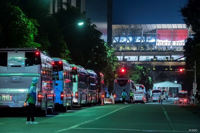 規制された道路で関係者を送迎するバスが待機する 2021年 東京五輪 閉会式