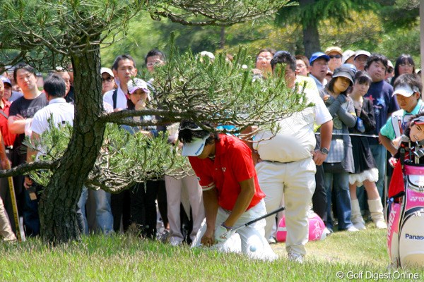 石川遼／「日本ツアー選手権シティ杯宍戸」初日 6番パー5では、2打目がグリーン奥の木の根元へ。「両膝をついて打ったのは初めて」という曲打ちは・・・