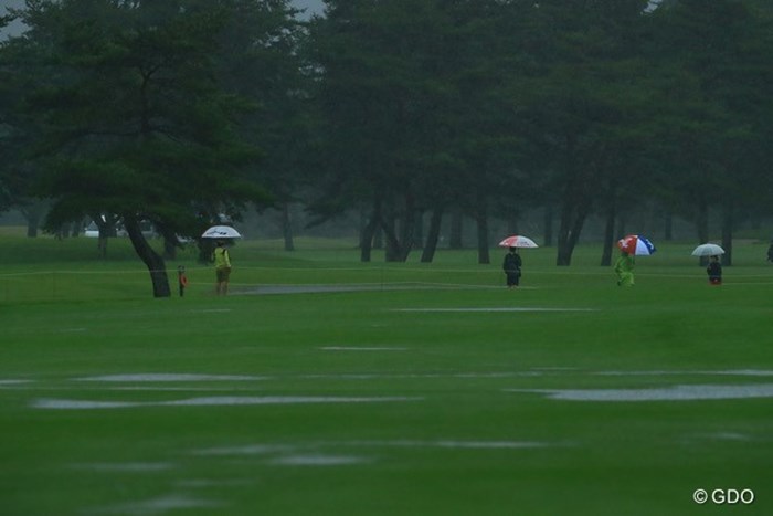 コースには多くの水たまりができた 2021年 NEC軽井沢72ゴルフトーナメント 2日目 コース