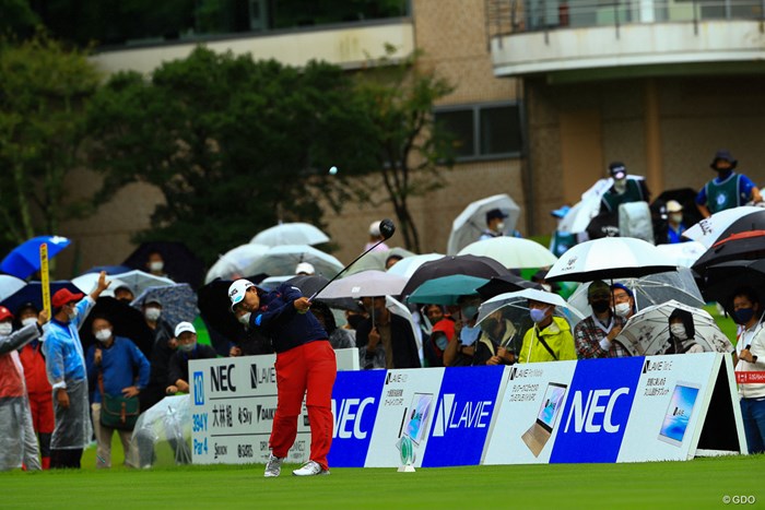 スタートが2時間遅くなりましたが、雨の中ギャラリーは660人でした 2021年 NEC軽井沢72ゴルフトーナメント 最終日 鈴木愛