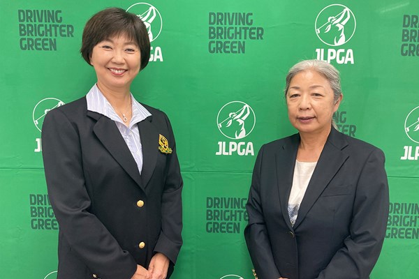 会見を行った小林浩美会長（左）と松尾恵大会実行委員長（提供：JLPGA）