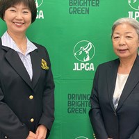 会見を行った小林浩美会長（左）と松尾恵大会実行委員長（提供：JLPGA） 2021年 日本女子プロゴルフ選手権大会コニカミノルタ杯 事前 小林浩美 松尾恵