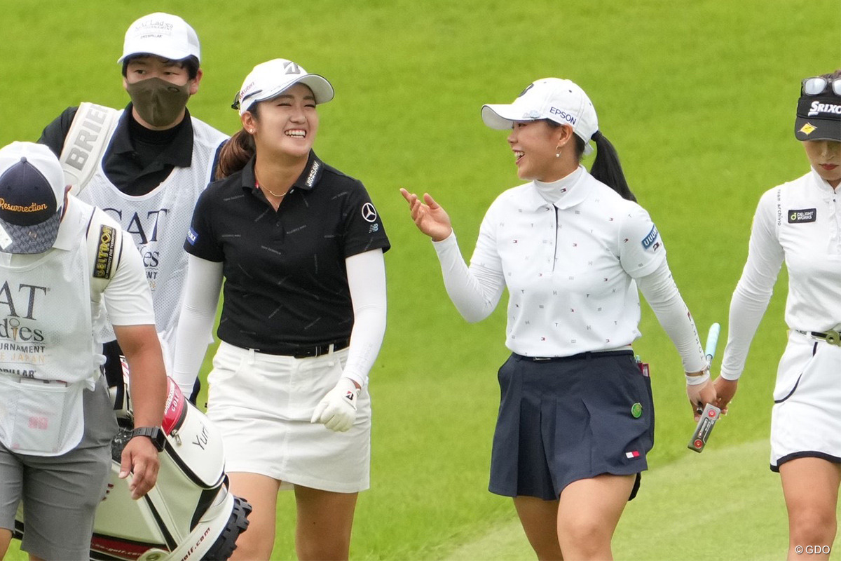 吉田優利と笑顔で会話する稲見萌寧 2021年 Cat Ladies 2日目 稲見萌寧 吉田優利 フォトギャラリー Gdo