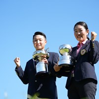 2021年度の日本学生を制した大阪学院大の平田憲聖（左）と日大の星川ひなの（提供：JGA) 2021年 日本学生ゴルフ 最終日 平田憲聖 星川ひなの