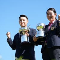 2021年度の日本学生を制した大阪学院大の平田憲聖（左）と日大の星川ひなの（提供：JGA) 2021年 日本学生ゴルフ 最終日 平田憲聖 星川ひなの