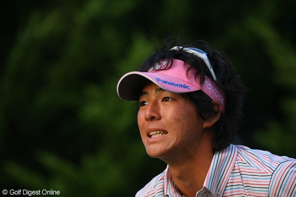 2010年 日本ゴルフツアー選手権シティバンクカップ宍戸ヒルズ 3日目 石川遼 ショットの行方を不安そうに見つめる石川遼。第3ラウンドは一歩後退