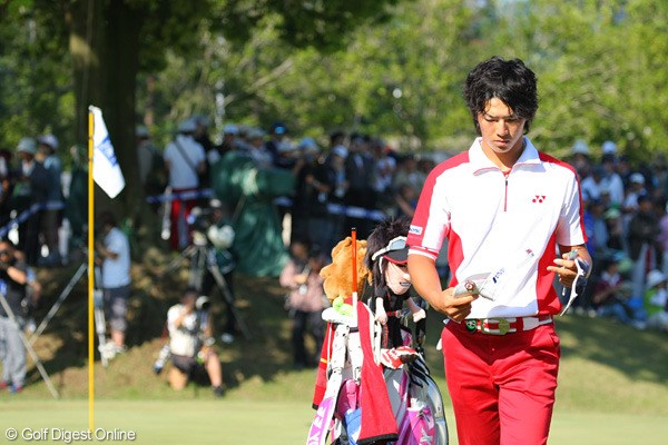 2010年 日本ゴルフツアー選手権シティバンクカップ宍戸ヒルズ 最終日 石川遼 第3ラウンドの残りをダボ、ボギーフィニッシュ。意気消沈した表情でホールアウトする石川遼