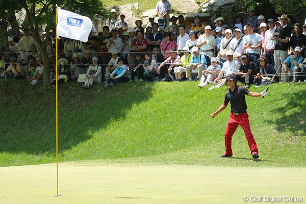 2010年 日本ゴルフツアー選手権 シティバンク カップ 宍戸ヒルズ 最終日 石川遼 2番でチップインイーグルを決めた石川。ここから派手なガッツポーズでギャラリーを興奮の渦に巻き込んだ