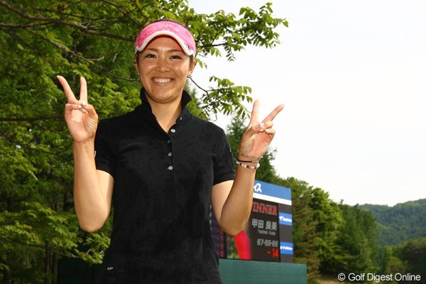 2010年 リゾートトラストレディス 最終日 甲田良美 カメラマンのリクエストに応えてVサインです。18歳でゴルフを始めて、9年後には初優勝。早っ！27歳の遅咲き新人プロです。