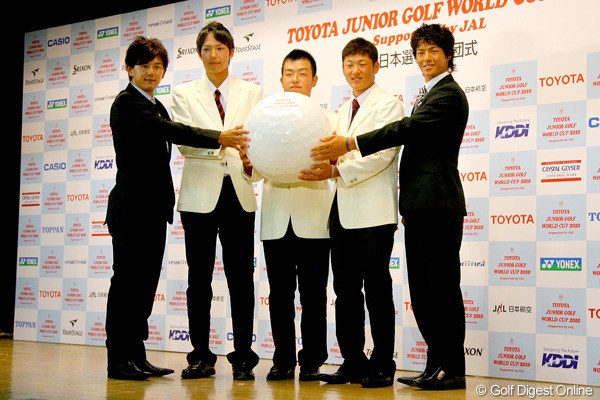 2010年 トヨタ ジュニアゴルフ ワールドカップ2010 結団式 出場選手を囲む石川遼と近藤共弘 来週に迫った国際ジュニア競技。石川遼と近藤共弘が代表選手の激励に駆けつけた