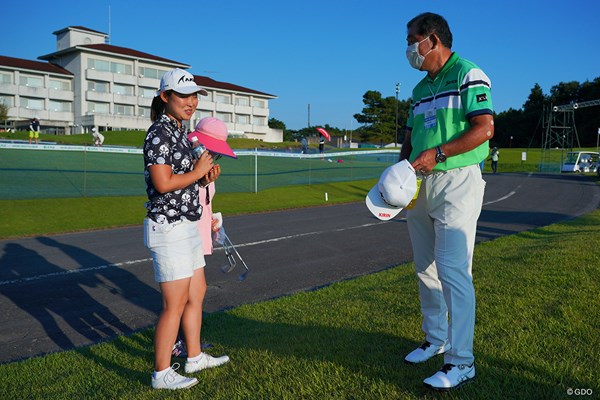 2021年 日本女子プロゴルフ選手権大会コニカミノルタ杯 2日目 小滝水音 ホールアウト後、中嶋常幸プロに激励を受けました。