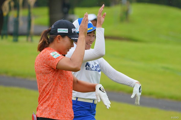 2021年 日本女子プロゴルフ選手権大会コニカミノルタ杯 3日目 渋野日向子 菅沼菜々 ラウンド中に恋ダンス？それともスリラー？いえいえ、大量の虫が襲って来て、手で追い払っているのですが、2人のシンクロ率100%です。