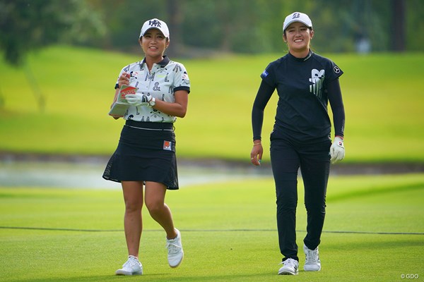 2021年 日本女子プロゴルフ選手権大会コニカミノルタ杯 3日目 イ・ボミ 稲見萌寧 ラウンド中、ずっと仲良くおしゃべりの2人。