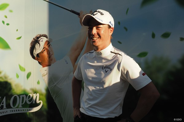 2021年 ANAオープンゴルフトーナメント  事前 石川遼 自身の看板の前で照れながら取材対応
