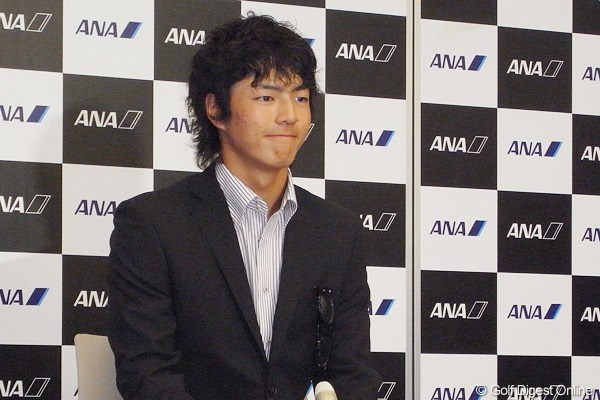 2010年 全米オープン 事前 石川遼 成田空港で渡米会見を行った石川遼。世界一という難コースに挑むために気を引き締める