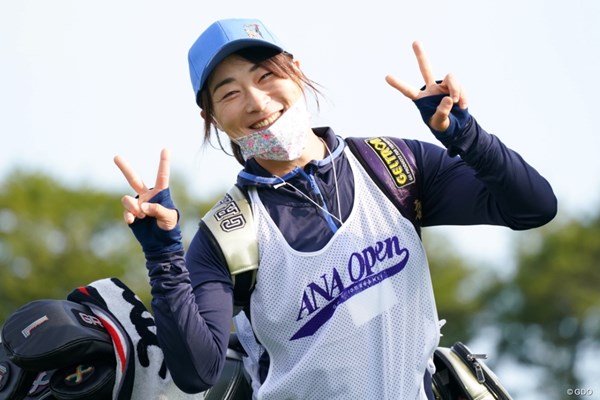 2021年 ANAオープンゴルフトーナメント 初日 キャディ 鈴木さんはリン・スマイル