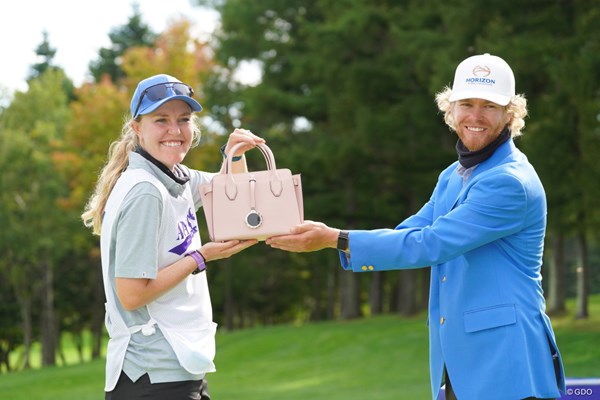 2021年 ANAオープンゴルフトーナメント 最終日 スコット・ビンセント 女性用のバッグも副賞でもらい奥様に良いプレゼント