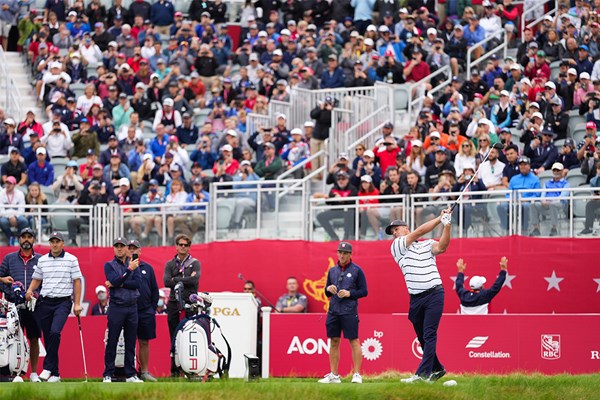 ウィスリングストレイツでの練習ラウンドでショットを放つデシャンボー（Darren Carroll/PGA of America via Getty Images)