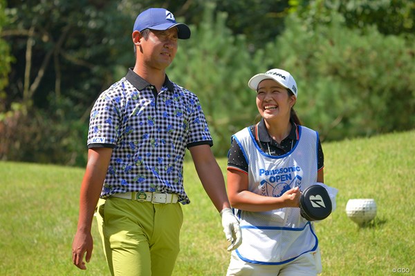 2021年 パナソニックオープンゴルフチャンピオンシップ 3日目 芦沢宗臣 ミスショットのガッカリも、キャディの珠利ちゃんの笑顔が取り消してくれるんです。