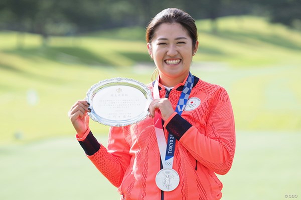 2021年 日本女子オープンゴルフ選手権 事前 稲見萌寧 記念の銀盆を持って記念撮影