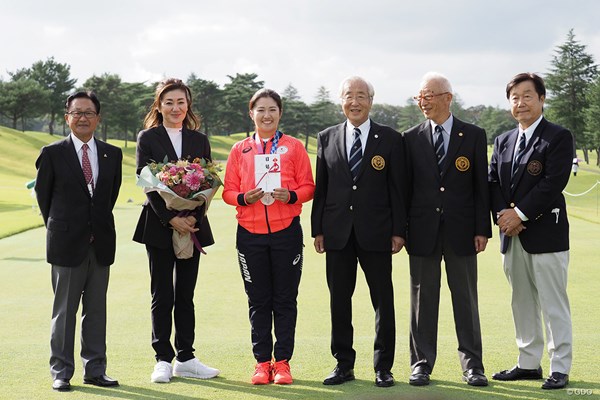 2021年 日本女子オープンゴルフ選手権 事前 稲見萌寧 日本ゴルフ協会と日本女子プロゴルフ協会から、合わせて1000万円の報奨金を授与された