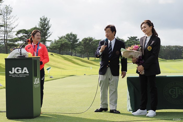 女子代表コーチの服部道子さんもうれしそう 2021年 日本女子オープンゴルフ選手権 事前 稲見萌寧