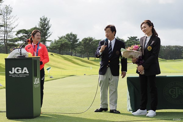 2021年 日本女子オープンゴルフ選手権 事前 稲見萌寧 女子代表コーチの服部道子さんもうれしそう