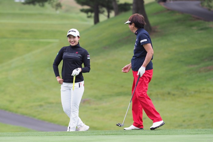 小祝さくら（左）は大会最多8勝を誇る樋口久子JLPGA顧問とプロアマ戦をラウンド 2021年 日本女子オープンゴルフ選手権 事前 小祝さくら
