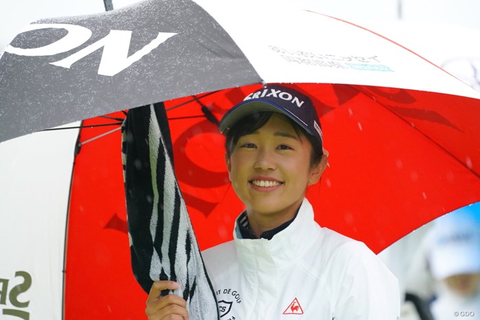 傘さして 2021年 日本女子オープンゴルフ選手権 2日目 菅沼菜々
