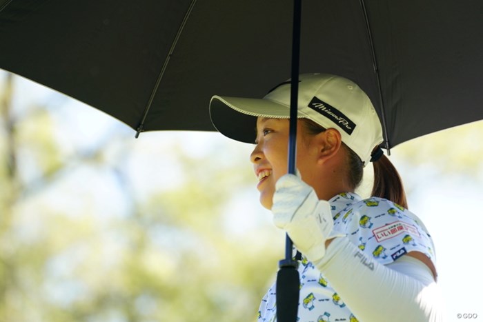 7アンダー2位タイ、傘も似合うね 2021年 日本女子オープンゴルフ選手権 2日目 西郷真央