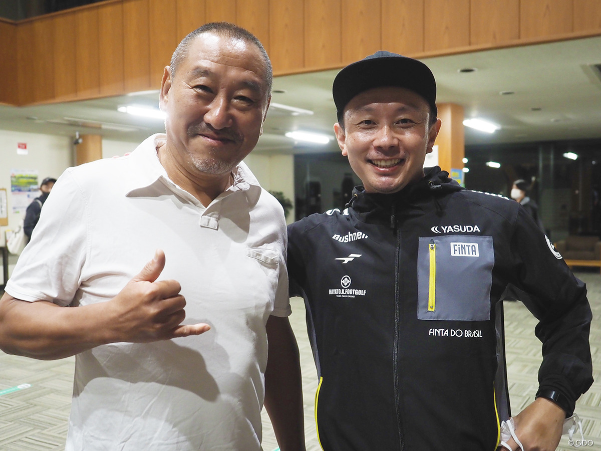 憧れの元サッカー日本代表・前田治さんと記念撮影