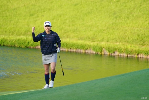 2021年 日本女子オープンゴルフ選手権 3日目 勝みなみ 最終18番でチップインバーディを決めてガッツポーズ