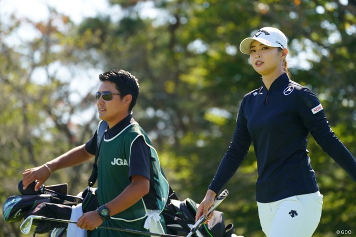 キャディさん、サングラスかっこいいよ 2021年 日本女子オープンゴルフ選手権 3日目 柏原明日架