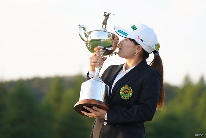 優勝トロフィーにキスするみなみちゃん 2021年 日本女子オープンゴルフ選手権 最終日 勝みなみ