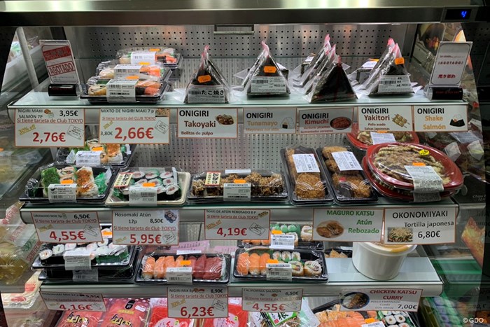 棚の上のほうに、たこ焼きおにぎり 2021年 スペインオープン 事前 スペインの日本食スーパー