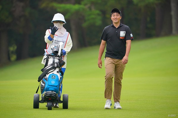 2021年 ブリヂストンオープンゴルフトーナメント 初日 小斉平優和 このハウスキャディさんとナイスコンビな感じですよ。