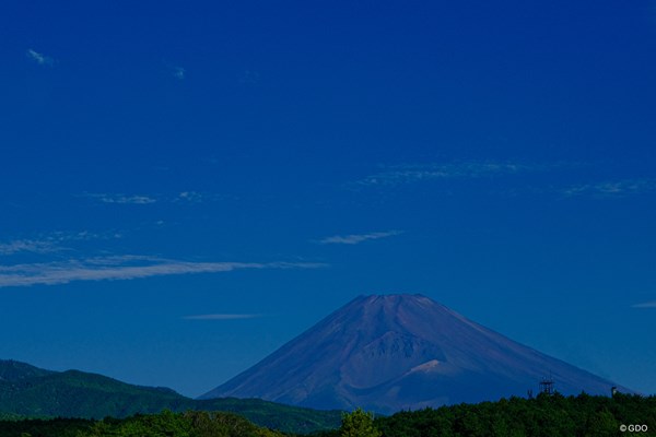 まだ雪飾りがない富士山