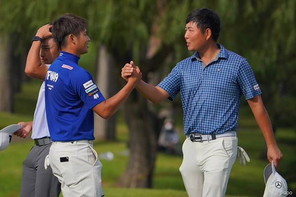 2021年 ブリヂストンオープンゴルフトーナメント 4日目 片岡尚之 杉山知靖 杉山知靖（右）は片岡尚之との優勝争いで互いに力を出し切った