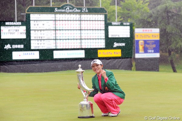 2010年 サントリーレディスオープンゴルフトーナメント 最終日 飯島茜 2年ぶりの優勝に涙を見せた飯島茜。全英リコーの出場権も獲得した
