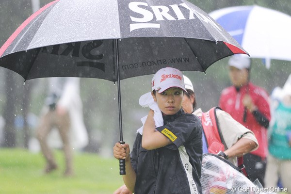 2010年 サントリーレディスオープンゴルフトーナメント 最終日 森田理香子 今回も惜しかったリカコー② 何度もタオル交換が必要なほどのとんでもない大雨。でもリカコーが拭きたかったのは涙なのでは・・・。今回も残念・・・