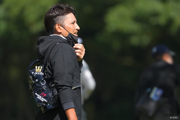 2021年 日本オープンゴルフ選手権競技 最終日 正岡竜二 「Y.IKEDA」ネーム入りバッグを抱えて全力応援。