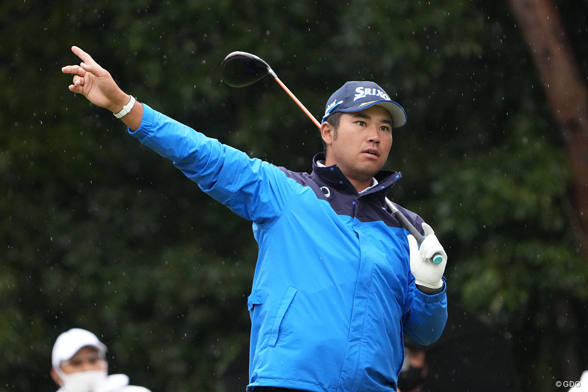 一日中カッパはあまりない」 松山英樹は首位ターン→雨中の練習【PGA