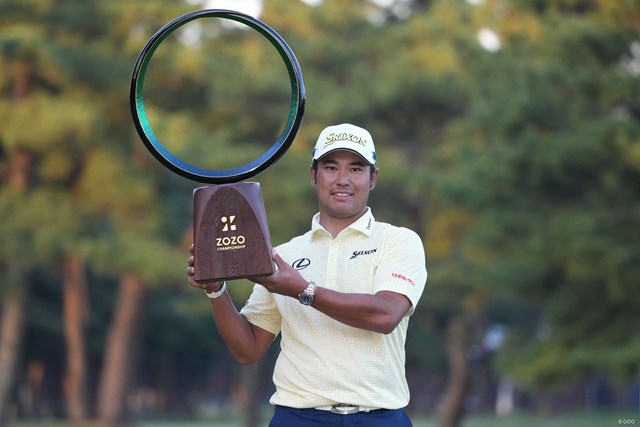 2022年 ZOZOチャンピオンシップ 4日目 松山英樹 日本で開催されたPGAツアーで優勝トロフィーを掲げた