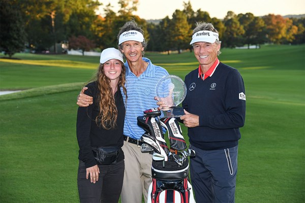 2021年 ドミニオンチャリティクラシック 最終日 ベルンハルト・ランガー キャディのテリー・ホルト、テリーの愛娘とともに優勝を喜ぶランガー(Ben Jared/PGA TOUR via Getty Images)