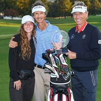 キャディのテリー・ホルト、テリーの愛娘とともに優勝を喜ぶランガー(Ben Jared/PGA TOUR via Getty Images) 2021年 ドミニオンチャリティクラシック 最終日 ベルンハルト・ランガー