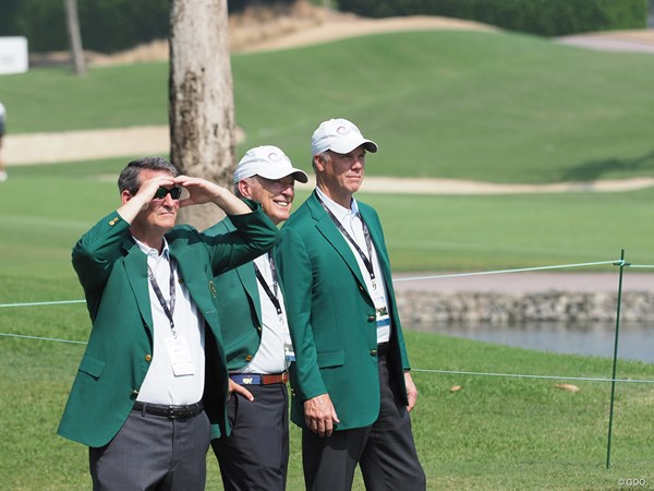 アジアパシフィックアマチュアゴルフ選手権 初日 グリーンジャケット 試合を見守るオーガスタナショナルのメンバーたち。すでにフレッド・リドリーも来場している