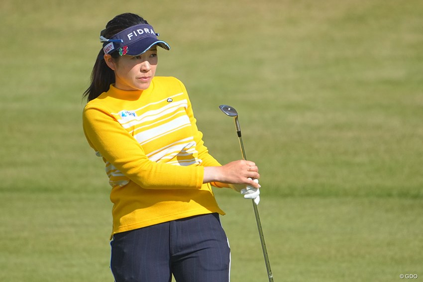 ボールの行方を不安そうに見つめているようにしか見えませんが これはナイスショットの表情なんです 50cmにつけるナイスショットでした 21年 Totoジャパンクラシック 初日 仲宗根澄香 フォトギャラリー Gdo