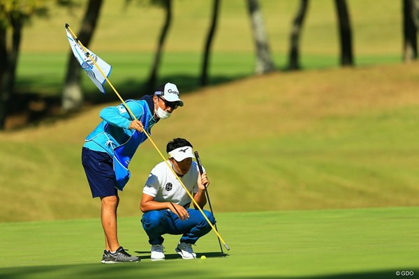 首位に2打差の4位で滑り出した