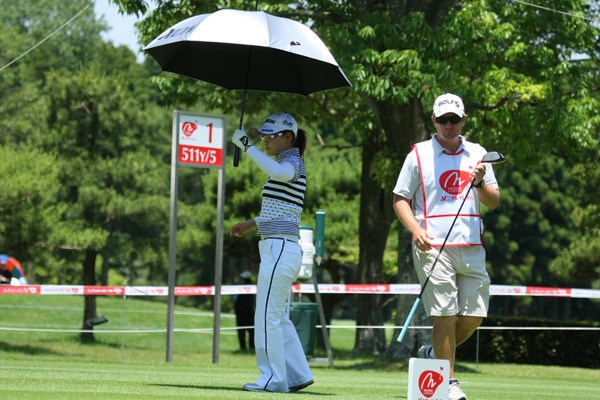 プロアマ戦は真夏のような暑さの中で行われ、横峯は日傘を手放せなかった