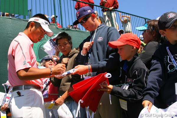 2010年 全米オープン事前 池田勇太 黙々とサインをこなす池田勇太。知名度も拡大しつつある様子